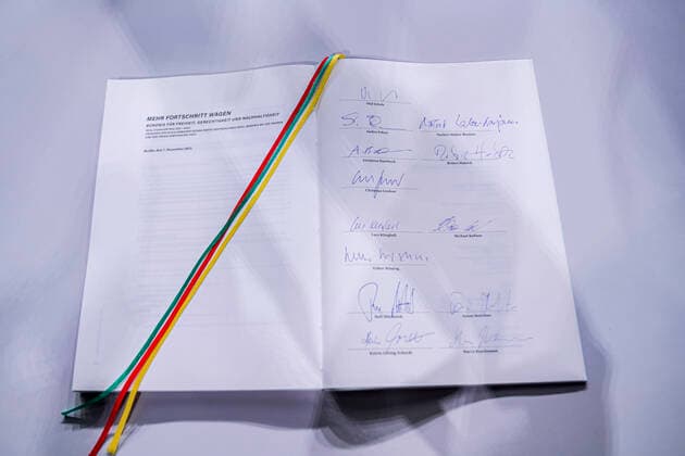 News Themen der Woche KW49 News Bilder des Tages Unterzeichnung des Koalitionsvertrages zwischen SPD, BUENDNIS 90 DIE GRUENEN und FDP Aktuell, 07.12.2021, Berlin, der unterschriebene Koalitionsvertrag der neuen Ampelregierung zwischen SPD, BUENDNIS 90 DIE GRUENEN und FDP im Futurium in Berlin Berlin Berlin Deutschland *** Signing of the coalition agreement between SPD, BUENDNIS 90 DIE GRUENEN and FDP Current, 07 12 2021, Berlin, the signed coalition agreement of the new traffic light government between SPD, BUENDNIS 90 DIE GRUENEN and FDP at the Futurium in Berlin Berlin Germany