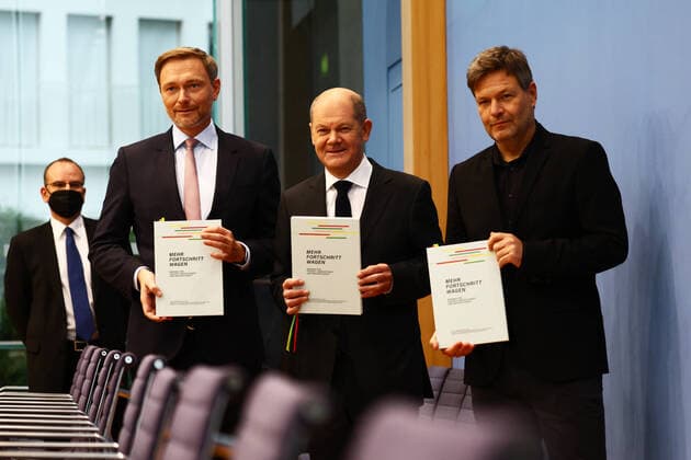 News Themen der Woche KW49 News Bilder des Tages Designierter Bundeskanzler Olaf Scholz (C), designierter Vizekanzler und Minister fuer Wirtschaft und Klimaschutz Robert Habeck (R)und designierter Finanzminister Christian Lindner (L) bei der Bundespressekonferenz nach der Unterzeichnung des Koalitionsvertrags in Berlin am 7. Dezember 2021. Bundespressekonferenz nach Unterzeichnung des Koalitionsvertrags *** Chancellor-designate Olaf Scholz C , Vice-Chancellor-designate and Minister for Economy and Climate Protection Robert Habeck R and Finance Minister-designate Christian Lindner L at the Federal Press Conference after the signing of the coalition agreement in Berlin on December 7, 2021 Federal Press Conference after the signing of the coalition agreement