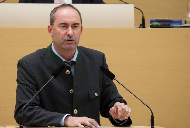 Aussprache zur Regierungserklärung des Bayerischen Ministerpräsidenten im Bayerischen Landtag (27.09.2018) Der Abgeordnete Hubert Aiwanger (FREIE WÄHLER) am Rednerpult. Im Anschluss an die Regierungserklärung des Bayerischen Ministerpräsidenten Markus Söder am 27.09.2018 in München äußerten sich Abgeordnete aller im Landtag vertretenen Fraktionen. - MP Hubert Aiwanger (FREIE WÄHLER) at the lectern. Following the government declaration by Bavarian Prime Minister Markus Soeder on September 27, 2018 in Munich, Germany, members of all parliamentary groups represented in the state parliament expressed their views. München Bayern Deutschland Copyright: xMichaelxLucanxxxaal.photox