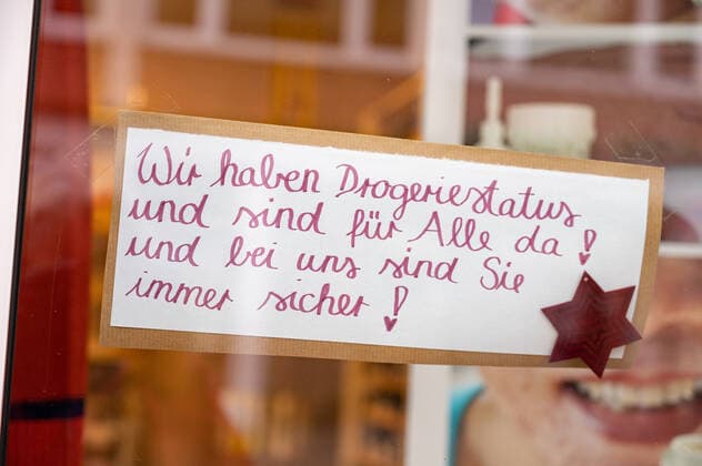 Schilder mit Corona-Regeln in der Innenstadt Kiels