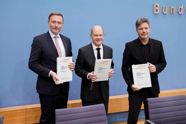 Bilder des Jahres 2021, News 12 Dezember News Themen der Woche KW49 News Bilder des Tages Bundespressekonferenz Mehr Fortschritt wagen - Nach der Unterzeichnung des Koalitionsvertrags Aktuell,07.12.2021,Berlin,Olaf Scholz der kuenftige Bundeskanzler der Bundesrepublik Deutschland (SPD) gemeinsam mit Robert Habeck kuenftiger Vizekanzler und Wirtschaftsminister (Buendnis 90 Die Gruenen), Christian Lindner Parteichef und kuenftiger Finanzminister (FDP), mit dem Koalitionsvertrag bei der Bundespressekonferenz zum Thema Mehr Fortschritt wagen - Nach der Unterzeichnung des Koalitionsvertrags Berlin Berlin Deutschland *** Federal Press Conference More progress dare After the signing of the coalition agreement Current,07 12 2021,Berlin,Olaf Scholz the future Chancellor of the Federal Republic of Germany SPD together with Robert Habeck
