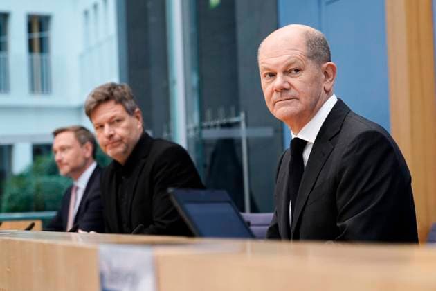 Bundespressekonferenz Mehr Fortschritt wagen - Nach der Unterzeichnung des Koalitionsvertrags Aktuell,07.12.2021,Berlin,Olaf Scholz der kuenftige Bundeskanzler der Bundesrepublik Deutschland (SPD) gemeinsam mit Robert Habeck kuenftiger Vizekanzler und Wirtschaftsminister (Buendnis 90 Die Gruenen), Christian Lindner Parteichef und kuenftiger Finanzminister (FDP), bei der Bundespressekonferenz zum Thema Mehr Fortschritt wagen - Nach der Unterzeichnung des Koalitionsvertrags Berlin Berlin Deutschland *** Bundespressekonferenz Mehr Fortschritt wagen Nach der Unterzeichnung des Koalitionsvertrags Aktuell,07 12 2021,Berlin,Olaf Scholz the future Chancellor of the Federal Republic of Germany SPD together with Robert Habeck future Vice Chancellor