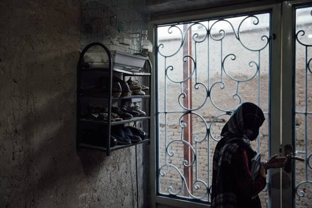 Frauen unter dem Taliban Regime in Afghanistan November 29 in Kabul. A schoolgirl arrives for a class in a house. Since the Taliban took power, secondary school classes have not resumed for girls.  AdrienxVautierx xLexPictorium LePictorium_0256875