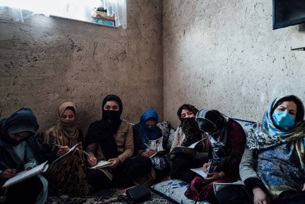 Frauen unter dem Taliban Regime in Afghanistan In Kabul on November 29, girls attend a class at a secret school. Secondary education has not yet resumed for girls, so some teachers and students have decided to overcome their fear, and take the risk of setting up classes in homes.  AdrienxVautierx xLexPictorium LePictorium_0256874