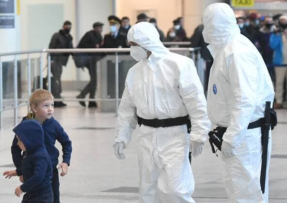Russia South Africa Coronavirus 6714234 07.12.2021 Airport employees in protective gear meet passengers arrived from South Africa for further transfer to an observation facility in Sergiev Posad, amid the coronavirus disease outbreak with the emergence of the Omicron variant, at the Domodedovo International Airport named after Mikhail Lomonosov outside Moscow, Russia. Russian health authorities on December 6, said they have confirmed the first two cases of the omicron variant of coronavirus in travelers who returned from South Africa. Mikhail Voskresenskiy Sputnik Moscow region Russia  Copyright: xMikhailxVoskresenskiyx
