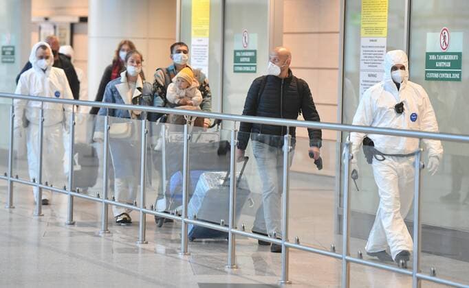 Russia South Africa Coronavirus 6714235 07.12.2021 Airport employees in protective gear meet passengers arrived from South Africa for further transfer to an observation facility in Sergiev Posad, amid the coronavirus disease outbreak with the emergence of the Omicron variant, at the Domodedovo International Airport named after Mikhail Lomonosov outside Moscow, Russia. Russian health authorities on December 6, said they have confirmed the first two cases of the omicron variant of coronavirus in travelers who returned from South Africa. Mikhail Voskresenskiy Sputnik Moscow region Russia  Copyright: xMikhailxVoskresenskiyx