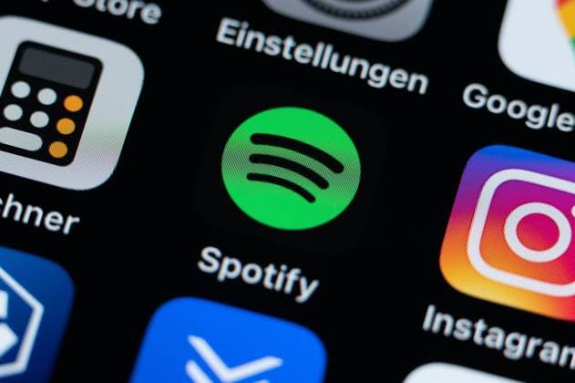 Die Applikation App Spotify ist auf dem Display eines iPhone SE zu sehen. Villingen-Schwenningen Baden-Württemberg Deutschland *** The application app Spotify can be seen on the display of an iPhone SE Villingen Schwenningen Baden Württemberg Germany