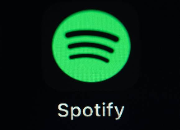 Die Applikation App Spotify ist auf dem Display eines iPhone SE zu sehen. Villingen-Schwenningen Baden-Württemberg Deutschland *** The application app Spotify can be seen on the display of an iPhone SE Villingen Schwenningen Baden Württemberg Germany