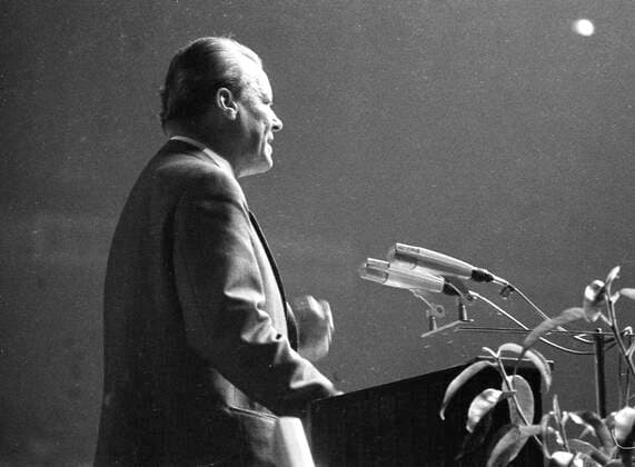 Wahlkampf in NRW der SPD 1966 DEU, Deutschland, Dortmund: Der Wahlkampf in NRW der SPD, hier bei einer Wahlveranstaltung in der Dortmunder Westfalenhalle im Jahre 1966, wurde begleitet von dem bekannten Unterhaltungskuenstler Peter Frankenfeld. Willy Brandt. DEU, Germany, Dortmund: The election campaign in North Rhine-Westphalia of the SPD, here at an election event in the Dortmund Westfalenhalle in 1966, was accompanied by the well-known entertainer Peter Frankenfeld. NRW *** Election campaign in NRW of the SPD 1966 DEU, Germany, Dortmund The election campaign in NRW of the SPD, here at an election event in the Dortmund Westfalenhalle in 1966, was accompanied by the well known entertainer Peter Frankenfeld Willy Brandt DEU, Germany, Do