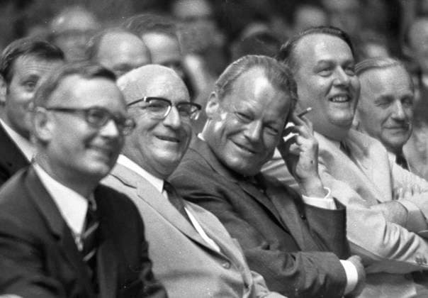 Wahlkampf in NRW der SPD 1966 DEU, Deutschland, Dortmund: Der Wahlkampf in NRW der SPD, hier bei einer Wahlveranstaltung in der Dortmunder Westfalenhalle im Jahre 1966, wurde begleitet von dem bekannten Unterhaltungskuenstler Peter Frankenfeld. Karl Schiller, Heinz Kühn, Willy Brandt, Heinrich Sondermann, N.N. von l. DEU, Germany, Dortmund: The election campaign in North Rhine-Westphalia of the SPD, here at an election event in the Dortmund Westfalenhalle in 1966, was accompanied by the well-known entertainer Peter Frankenfeld. NRW *** Election campaign in NRW of the SPD 1966 DEU, Germany, Dortmund The election campaign in NRW of the SPD, here at an election event in the Dortmund Westfalenhalle in 1966, was accompanied by the well kno