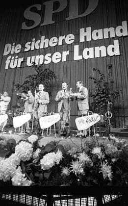 Wahlkampf in NRW der SPD 1966 DEU, Deutschland, Dortmund: Der Wahlkampf in NRW der SPD, hier bei einer Wahlveranstaltung in der Dortmunder Westfalenhalle im Jahre 1966, wurde begleitet von dem bekannten Unterhaltungskuenstler Peter Frankenfeld. DEU, Germany, Dortmund: The election campaign in North Rhine-Westphalia of the SPD, here at an election event in the Dortmund Westfalenhalle in 1966, was accompanied by the well-known entertainer Peter Frankenfeld. NRW *** Election campaign in NRW of the SPD 1966 DEU, Germany, Dortmund The election campaign in NRW of the SPD, here at an election event in the Dortmund Westfalenhalle in 1966, was accompanied by the well known entertainer Peter Frankenfeld DEU, Germany, Dortmund The election campaig