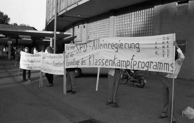 Wahlkampf in NRW der SPD 1966 DEU, Deutschland, Dortmund: Der Wahlkampf in NRW der SPD, hier bei einer Wahlveranstaltung in der Dortmunder Westfalenhalle im Jahre 1966, wurde begleitet von dem bekannten Unterhaltungskuenstler Peter Frankenfeld. Protestierer vor der Halle. DEU, Germany, Dortmund: The election campaign in North Rhine-Westphalia of the SPD, here at an election event in the Dortmund Westfalenhalle in 1966, was accompanied by the well-known entertainer Peter Frankenfeld. NRW *** Election campaign in NRW of the SPD 1966 DEU, Germany, Dortmund The election campaign in NRW of the SPD, here at an election event in the Dortmund Westfalenhalle in 1966, was accompanied by the well known entertainer Peter Frankenfeld Protesters in f