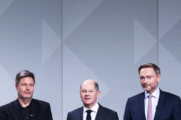(L-R) Robert Habeck, designierter Bundesminister fuer Wirtschaft und Klimaschutz und Vizekanzler, Olaf Scholz, designierter Bundeskanzler, und Christian Lindner, designierter Bundesminister der Finanzen, aufgenommen im Rahmen der Unterzeichnung des Koalitionsvertrages zwischen der SPD, FDP und Buendnis 90 Die Gruenen in Berlin, 07.12.2021. Nach erfolgreichen Koalitionsverhandlungen der sogenannten Ampel-Parteien soll Olaf Scholz am Mittwoch vom Deutschen Bundestag zum neuer Bundeskanzler gewaehlt werden. Berlin Deutschland *** L R Robert Habeck, designated Federal Minister for Economy and Climate Protection and Vice Chancellor, Olaf Scholz, designated Federal Chancellor, and Christian Lindner, designated Federal Minister of Finance, photo Copyright: xFlorianxGaertner photothek.dex