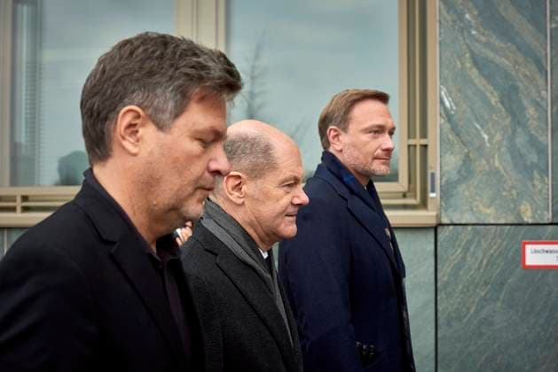 Robert Habeck + Olaf Scholz + Christian Lindner Deutschland, Berlin, 12.07.2021: Auf dem Weg zur Bundespressekonfernz um die Fragen der Journalisten zum Koaltionsvertrag zu beantworten. Im Futurium unterzeichneten SPD, Grüne und FDP den Koalitionsvertrag. *** Robert Habeck Olaf Scholz Christian Lindner Germany, Berlin, 12 07 2021 On the way to the Federal Press Conference to answer journalists questions about the coalition agreement The SPD, Greens and FDP signed the coalition agreement in the Futurium.
