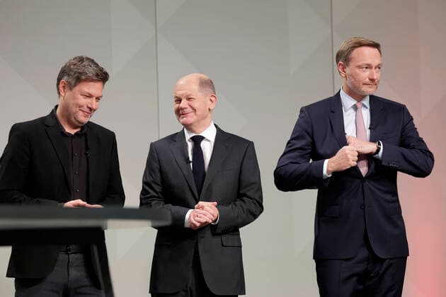 (v.l.n.r.) Robert Habeck, designierter Bundesminister fuer Wirtschaft und Klimaschutz, Buendnis 90 Die Gruenen, Olaf Scholz, designierter Bundeskanzler, SPD, Christian Lindner, designierter Bundesminister der Finanzen, FDP, Unterzeichnung des Koalitionsvertrages, DEU, Berlin, 07.12.2021 *** f l n r Robert Habeck, designated Federal Minister for Economy and Climate Protection, Buendnis 90 Die Gruenen, Olaf Scholz, designated Federal Chancellor, SPD, Christian Lindner, designated Federal Minister of Finance, FDP, signing of the coalition agreement, DEU, Berlin, 07 12 2021