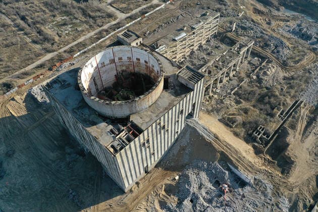 IMAGO Nature: Unsere Erde, Energiequellen, Kernenergie CRIMEA, RUSSIA - DECEMBER 7, 2021: An aerial view of the reactor hall of the uncompleted Crimean Nuclear Power Plant by the Sea of Azov. Six facilities of the uncompleted station are to be demolished by the end of 2022. The Crimean Nuclear Power Plant is an uncompleted and abandoned facility near the town of Shchyolkino. Sergei Malgavko TASS  TS11AFC4