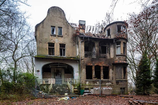 Verlassene Orte, Hotel an der Kapellenstrasse in Osterfeld, ehemals Hotel Im Volksgarten , Bauruine, verfallen, verwahrlost, ausgebrannt, vermuellt, verdreckt, einsturzgefaehrdet, genannt Horror-Hotel , Oberhausen, Ruhrgebiet, Nordrhein-Westfalen Deutschland, Oberhausen, Oberhausen-Osterfeld, Ruhrgebiet, Niederrhein, Rheinland, Nordrhein-Westfalen, NRW, Verlassene Orte, aufgegebenes Gebaeude, Hotel an der Kapellenstrasse, ehemals Hotel Im Volksgarten , Bauruine, verfallen, verwahrlost, teilweise ausgebrannt, vermuellt, verdreckt, einsturzgefaehrdet, abbruchreif, genannt Horror-Hotel , Germany, Oberhausen, Oberhausen-Osterfeld, Ruhr area, Lower Rhine, Rhineland, North Rhine-Westphalia, NRW, Lost Places, abandoned buildings, hotel at the