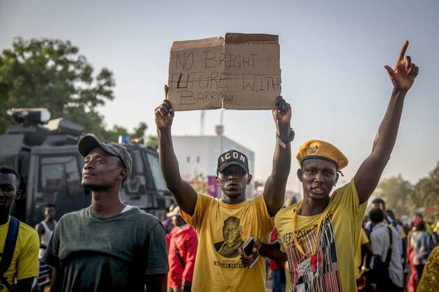 News Themen der Woche KW49 News Bilder des Tages December 7, 2021, Banjul, Gambia: A supporter of the opposition United Democratic Party (UDP) holds a placard during the protest..Supporters of the opposition United Democratic Party (UDP) protest against the Gambia s presidential election results, which have been rejected by their candidate Ousainou Darboe. Incumbent Adama Barrow was returned for a second term with a resounding win. Banjul Gambia - ZUMAs197 20211207_zaa_s197_004 Copyright: xSallyxHaydenx