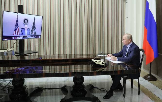 Bilder des Jahres 2021, News 12 Dezember News Themen der Woche KW49 News Bilder des Tages Russia US Summit 6714517 07.12.2021 Russian President Vladimir Putin attends a meeting with U.S. President Joe Biden via a video conference in Sochi, Russia. Mikhail Metzel POOL Sochi Krasnodar region Russia  Copyright: xMikhailxMetzelx