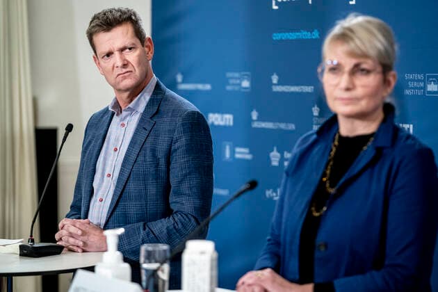 Direktoer i Sundhedsstyrelsen Soeren Brostroem og direktoer i Styrelsen for Patientsikkerhed Anette Lykke Petri under pressebriefing om status paa epidemien, Omikron-varianten, smitteopsporing og test-kapaciteten, i Eigtveds Pakhus i Koebenhavn, tirsdag den 7. december 2021. , Copenhagen Denmark Copyright: RitzauxScanpix MadsxClausxRasmussenx cop105 spdk20211207-172903-L