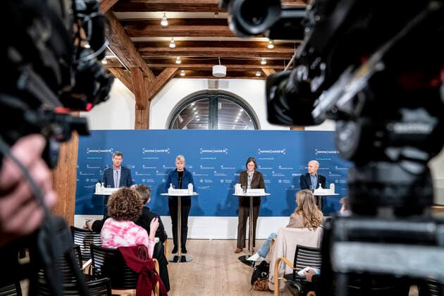 Direktoer i Sundhedsstyrelsen Soeren Brostroem, direktoer i Styrelsen for Patientsikkerhed Anette Lykke Petri, direktoer i Styrelsen for Forsyningssikkerhed Lisbet Zilmer-Johns og administrerende direktoer hos Statens Serum Institut Henrik Ullum under pressebriefing om status paa epidemien, Omikron-varianten, smitteopsporing og test-kapaciteten, i Eigtveds Pakhus i Koebenhavn, tirsdag den 7. december 2021. , Copenhagen Denmark Copyright: RitzauxScanpix MadsxClausxRasmussenx cop105 spdk20211207-173921-L