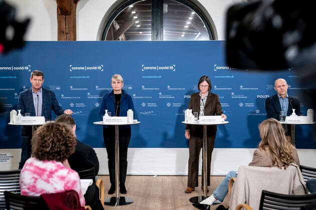 Direktoer i Sundhedsstyrelsen Soeren Brostroem, direktoer i Styrelsen for Patientsikkerhed Anette Lykke Petri, direktoer i Styrelsen for Forsyningssikkerhed Lisbet Zilmer-Johns og administrerende direktoer hos Statens Serum Institut Henrik Ullum under pressebriefing om status paa epidemien, Omikron-varianten, smitteopsporing og test-kapaciteten, i Eigtveds Pakhus i Koebenhavn, tirsdag den 7. december 2021. , Copenhagen Denmark Copyright: RitzauxScanpix MadsxClausxRasmussenx cop105 spdk20211207-173929-L