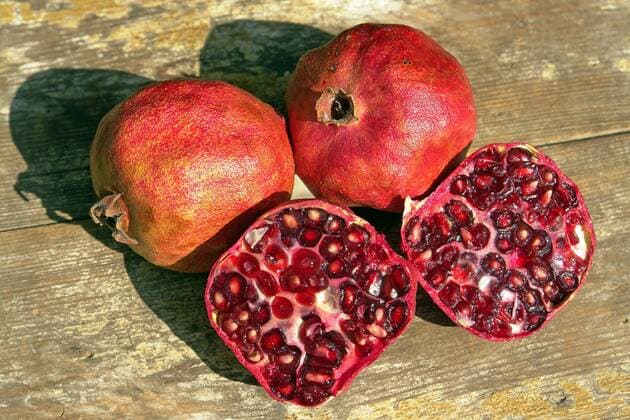 Granatapfel, Granat-Apfel (Punica granatum), Zwei ganze und ein halbierter Granatapfel pomegranate, anar (Punica granatum), Two entirw and one halved pomegranates BLWS658150 *** Pomegranate, anar Punica granatum , Two whole and one halved pomegranate pomegranate, anar Punica granatum , Two entirw and one halved pomegranates BLWS658150 Copyright: xblickwinkel McPHOTO W.xBoyungsx
