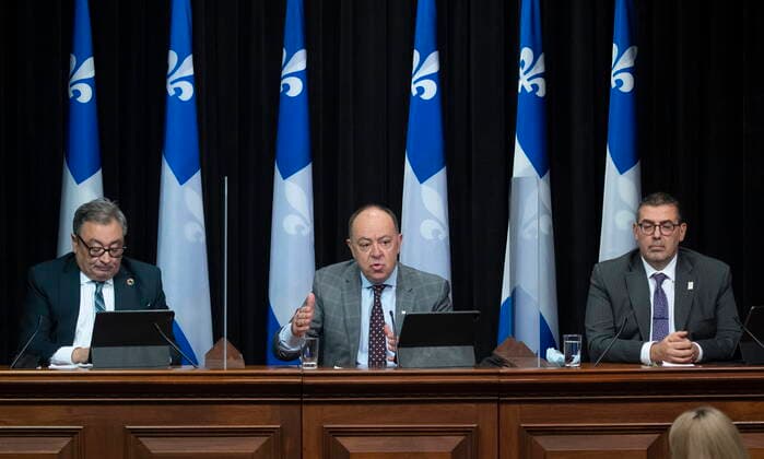 News Bilder des Tages December 7, 2021, QUEBEC, PQ, Canada: Quebec Health Minister Christian Dube responds to reporters questions during a news conference on the COVID-19 pandemic, Tuesday, December 7, 2021 at the legislature in Quebec City. Dube is flanked by Horacio Arruda, Quebec director of National Public Health, left, and Daniel Pare, director of the vaccination campaign. QUEBEC Canada  - ZUMAc35_ 20211207_zaf_c35_038 Copyright: xJacquesxBoissinotx