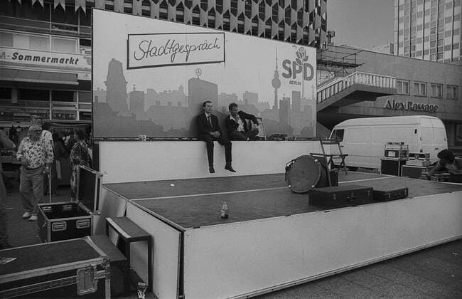1. Mai Â 90 DDR, Berlin, 01.05.1990, Wahlveranstaltung der SPD auf dem Alexanderplatz, leere Bühne mit wartenden Herren ..., Â *** 1 May Â 90 GDR, Berlin, 01 05 1990, election meeting of the SPD on the Alexanderplatz, empty stage with waiting gentlemen , Â