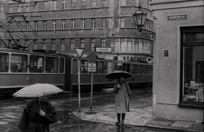 Rosenthaler Straße DDR, Berlin, 22.3.1988, Sophienstraße Ecke Rosenthaler Straße, bei Regen, im Hintergrund die Rosenapotheke, Â *** Rosenthaler Straße GDR, Berlin, 22 3 1988, Sophienstraße corner Rosenthaler Straße, in the rain, in the background the Rosenapotheke, Â