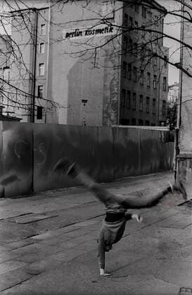 Berlin Kosmetik DDR, Berlin, 29.3.1988, Handstand, Anklamer Straße, Berlin Kosmetik, Â *** Berlin Kosmetik DDR, Berlin, 29 3 1988, handstand, Anklamer Straße, Berlin Kosmetik, Â