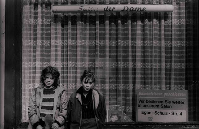 Frisiersalon DDR, Berlin, 5.4.1988, Frisiersalon mit Kindern in der Brunnenstraße, Salon für die Dame zieht um ..., Â *** Hairdressing salon GDR, Berlin, 5 4 1988, hairdressing salon with children in Brunnenstraße, salon for the lady moves , Â