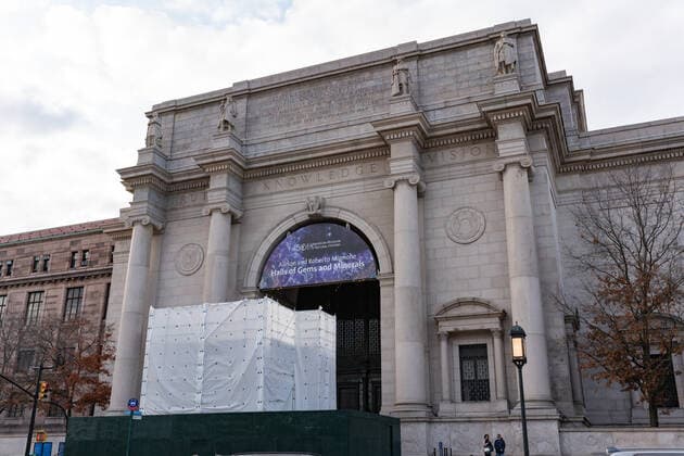 New York, American Museum of Natural History entfernt Statue von Theodore Roosevelt NY: Theodore Roosevelt Statue The statue of Theodore Roosevelt which has been in front of the American Museum of Natural History for more than 80 years has been covered up and will be removed and sent to North Dakota. New York City New York United States Copyright: StevexSanchez