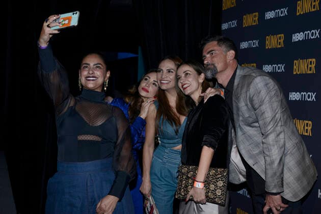 ˜Bunker™ TV Series Premiere MEXICO CITY, MEXICO - DECEMBER 7, 2021: Liz Gallardo, Thanya Lopez, Fabiola Campomanes and Rocio Verdejo take a selfie during the Violet carpet of Bunker original series by HBO Max at Antiguo Hotel Reforma on December 7, 2021 in Mexico City, Mexico. (Photo by Carlos Tischler Eyepix Group) Copyright: xCarlosxTischlerx xEyepixxGroupx EYEPIXGROUP_CT_07122021_20753