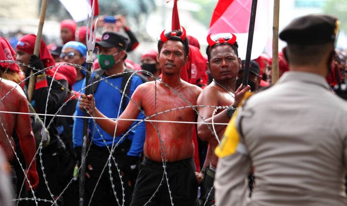 News Themen der Woche KW49 News Bilder des Tages Indonesien, Gewerkschaften demonstrieren in Jakarta December 8, 2021, Jakarta, Jakarta, Indonesia: located in front of the horse statue, Jalan MH Thamrin, Jakarta, thousands of workers who were members of several labor unions held a demonstration demanding the revocation of the work copyright law which was considered detrimental to the interests of the workers, as well as demanding the improvement of the workers income. Jakarta Indonesia - ZUMAp146 20211208_zap_p146_001 Copyright: xDennyxPohanx