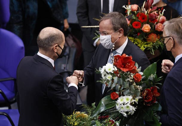 News Bilder des Tages Armin Laschet, CDU, gratuliert Olaf Scholz, designierter Bundeskanzler, zu seiner Wahl. Aufgenommen im Rahmen der Vereidigung der neuen Bundesregierung in Berlin, 08.12.2021. Nach der gestrigen Unterzeichnung des Koalitionsvertrages zwischen der SPD, FDP und den Gruenen wird heute der neue Kanzler sowie die Minister ernannt und vereidigt. Berlin Deutschland *** Armin Laschet, CDU, congratulates Olaf Scholz, Chancellor-designate, on his election Taken at the swearing-in ceremony of the new federal government in Berlin, 08 12 2021 After yesterdays signing of the coalition agreement between the SPD, FDP and the Greens, the new Chancellor and ministers will be appointed and sworn in today Berlin Germany Copyright: xFlorianxGaertner photothek.dex