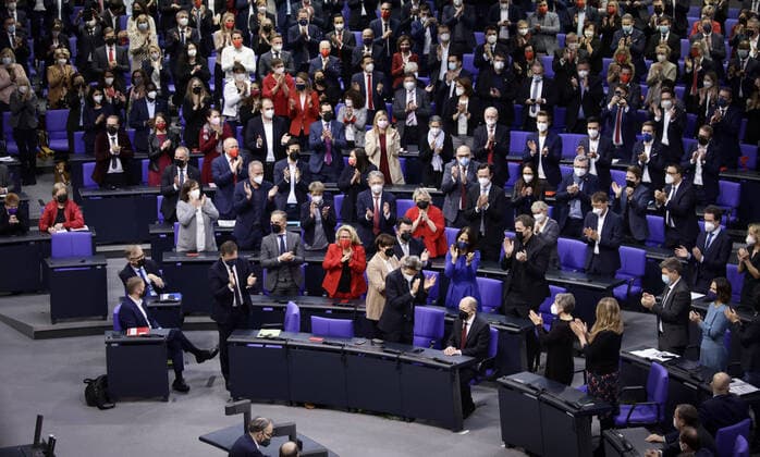 News Bilder des Tages Olaf Scholz nimmt nach seiner Wahl zum Bundeskanzler Glueckwuensche entgegen. Aufgenommen im Rahmen der Vereidigung der neuen Bundesregierung in Berlin, 08.12.2021. Nach der gestrigen Unterzeichnung des Koalitionsvertrages zwischen der SPD, FDP und den Gruenen wird heute der neue Kanzler sowie die Minister ernannt und vereidigt. Berlin Deutschland *** Olaf Scholz accepts congratulations after his election as Chancellor Photographed during the swearing-in ceremony of the new federal government in Berlin, 08 12 2021 After yesterdays signing of the coalition agreement between the SPD, FDP and the Greens, the new Chancellor and ministers will be appointed and sworn in today Berlin Germany Copyright: xJaninexSchmitz photothek.dex