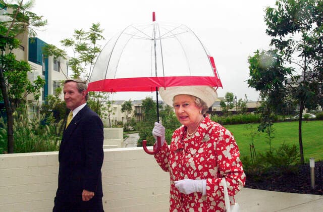 QUEEN ELIZABETH II AUST, (SYD865) Sydney, 21st March 2000. Queen Elizabeth II inspects the Balmoral , one of the units at the Olympic Athlete s Village, Newington. (AAP PHOTO Dean Lewins). NO ARCHIVING, EDITORIAL USE ONLY, NO USE IN BOOKS WITHOUT CONSENT SYDNEY AUS  Copyright: xDEANxLEWINSx 20000321000018386131