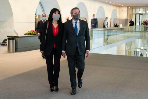 Deutscher Bundestag, 5. Sitzung Vereidigung des neuen Bundeskanzler Aktuell, 08.12.2021; Berlin, Altbundeskanzler Gerhard Schroeder mit seiner Frau So-yeon Schroeder-Kim bei der Veredigung von Olaf Scholz zum Bundeskanzler Berlin Berlin Deutschland *** German Bundestag, 5 session swearing in of the new Chancellor Current, 08 12 2021 Berlin, former Chancellor Gerhard Schroeder with his wife So yeon Schroeder Kim at the grafting of Olaf Scholz as Chancellor Berlin Berlin Germany