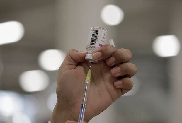 Coronavirus in Mexiko, Booster-Impfungen in Mexiko-Stadt Booster Vaccination Against Covid-19 Begins For Older Adults In Mexico City Medical personnel loaded syringes with AstraZeneca s booster biologic against Covid-19 before vaccinating older adults at the Centro de Estudios Superiores en Ciencias de la Salud (CEDIS), Mexico City, during the health emergency due to the coronavirus and the green epidemiological traffic light in the capital. Mexico City Mexico City Mexico  Copyright: xGerardoxVieyrax originalFilename:vieyra-notitle211207_npKKv.jpg