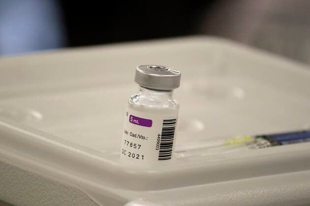Coronavirus in Mexiko, Booster-Impfungen in Mexiko-Stadt Booster Vaccination Against Covid-19 Begins For Older Adults In Mexico City AstraZeneca s biological vial inside the facilities of the Centro de Estudios Superiores en Ciencias de la Salud (CEDIS), Mexico City, used to vaccinate older adults against Covid-19 during the health emergency due to the coronavirus and the green epidemiological traffic light in the capital. Mexico City Mexico City Mexico  Copyright: xGerardoxVieyrax originalFilename:vieyra-notitle211207_npQuH.jpg