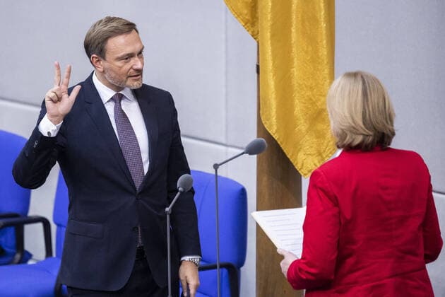 News Bilder des Tages Bundestagspraesidentin Baerbel Bas vereidigt im Bundestag Christian Lindner, Bundesminister der Finanzen. Berlin, 08.12.2021. Nach der gestrigen Unterzeichnung des Koalitionsvertrages zwischen der SPD, FDP und den Gruenen wird heute der neue Kanzler sowie die Ministerinnen und Minister ernannt und vereidigt. Berlin Deutschland *** Bundestag President Baerbel Bas swears in Christian Lindner, Federal Minister of Finance Berlin, 08 12 2021 After yesterdays signing of the coalition agreement between the SPD, FDP and the Greens, the new Chancellor and ministers will be appointed and sworn in today Berlin Germany Copyright: xFlorianxGaertner photothek.dex