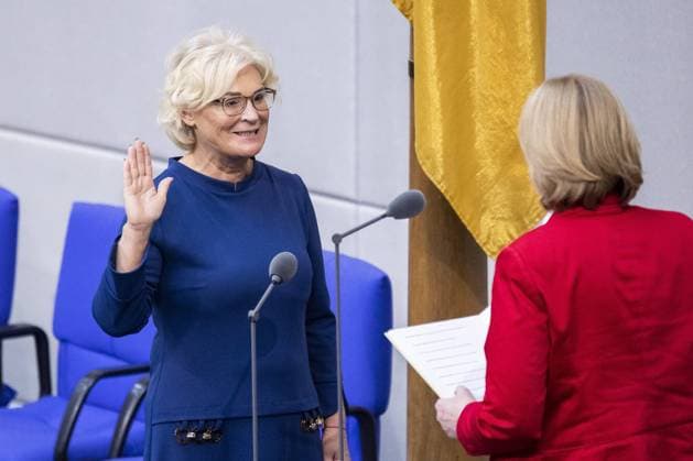 Bundestagspraesidentin Baerbel Bas vereidigt im Bundestag Christine Lambrecht, Bundesministerin fuer Verteidigung. Berlin, 08.12.2021. Nach der gestrigen Unterzeichnung des Koalitionsvertrages zwischen der SPD, FDP und den Gruenen wird heute der neue Kanzler sowie die Ministerinnen und Minister ernannt und vereidigt. Berlin Deutschland *** Bundestag President Baerbel Bas swears in Christine Lambrecht, Federal Minister of Defense Berlin, 08 12 2021 After yesterdays signing of the coalition agreement between the SPD, FDP and the Greens, the new chancellor and ministers will be appointed and sworn in today Berlin Germany Copyright: xFlorianxGaertner photothek.dex