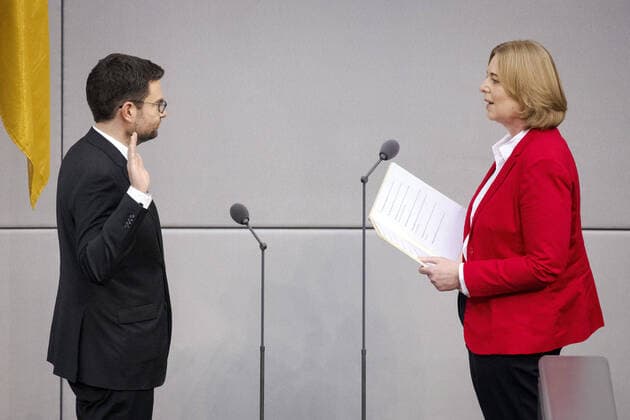 Bundestagspraesidentin Baerbel Bas (R) vereidigt im Bundestag Marco Buschmann, Bundesminister der Justiz (L). Berlin, 08.12.2021. Nach der gestrigen Unterzeichnung des Koalitionsvertrages zwischen der SPD, FDP und den Gruenen wird heute der neue Kanzler sowie die Ministerinnen und Minister ernannt und vereidigt. Berlin Deutschland