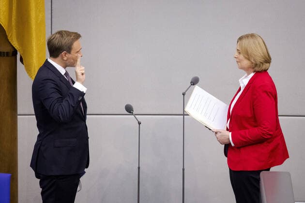 Bundestagspraesidentin Baerbel Bas (R) vereidigt im Bundestag Christian Lindner, Bundesminister der Finanzen. (L) Berlin, 08.12.2021. Nach der gestrigen Unterzeichnung des Koalitionsvertrages zwischen der SPD, FDP und den Gruenen wird heute der neue Kanzler sowie die Ministerinnen und Minister ernannt und vereidigt. Berlin Deutschland