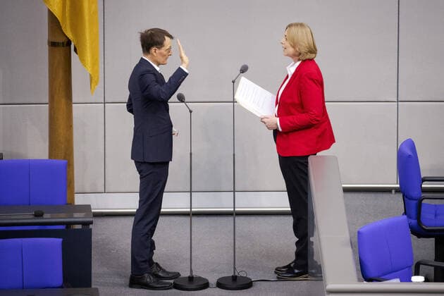 News Bilder des Tages Bundestagspraesidentin Baerbel Bas (R) vereidigt im Bundestag Karl Lauterbach, Bundesminister fuer Gesundheit (L). Berlin, 08.12.2021. Nach der gestrigen Unterzeichnung des Koalitionsvertrages zwischen der SPD, FDP und den Gruenen wird heute der neue Kanzler sowie die Ministerinnen und Minister ernannt und vereidigt. Berlin Deutschland