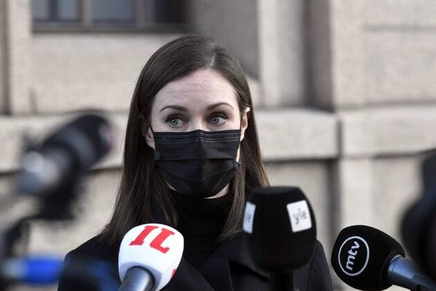 Bilder des Jahres 2021, News 12 Dezember News Themen der Woche KW49 News Bilder des Tages Finnish Prime Minister Sanna Marin meets with media in her press conferance outside the Finnish Parliament building in Helsinki, Finland on December 8, 2021. Marin has been at the centre of a media storm after was clubbing with friends on Saturday night after having been exposed to an Covid infected individual. Helsinki Finland  Copyright: xMarkkuxUlanderx LKFTJK20211208141745XWFI