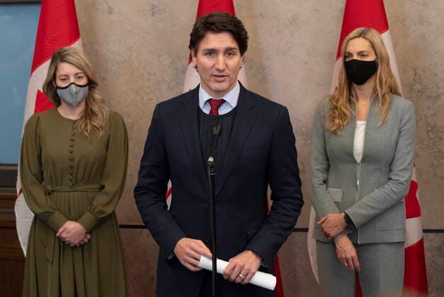 News Themen der Woche KW49 News Bilder des Tages December 8, 2021, Ottawa, ON, Canada: Foreign Affairs Minister Melanie Joly (left) and Sport Minister Pascale St-Onge look on as Canadian Prime Minister Justin Trudeau announces Canada will join a diplomatic boycott of the Winter Games in China following caucus, Wednesday, December 8, 2021 in Ottawa. Ottawa Canada  - ZUMAc35_ 20211208_zaf_c35_053 Copyright: xAdrianxWyldx