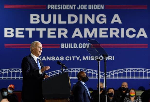 News Themen der Woche KW49 December 8, 2021, Kansas City, Missouri, US: President Joe Biden visits Kansas City to tout the new infrastructure law, speaking at the Kansas City Area Transportation Authority s bus facility, Wednesday, Dec. 8, 2021. Kansas City US - ZUMAm67_ 20211208_zaf_m67_014 Copyright: xJillxToyoshibax