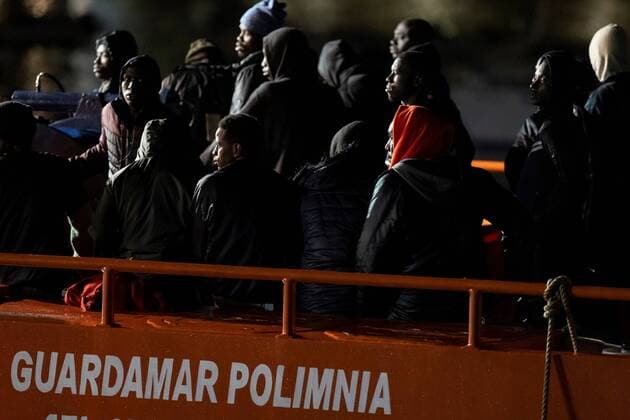 News Themen der Woche KW49 News Bilder des Tages Some of sixty migrants, included two babies and ten women, who were rescued when they sailed around seventy kilometres from the coast arrive to Arguineguin Port in Gran Canaria, Canary Islands, Spain, 8 December 2021. SIXTY MIGRANTS ARRIVE TO ARGUINEGUIN PORT !ACHTUNG: NUR REDAKTIONELLE NUTZUNG!  Copyright: xQuiquexCurbelox GRAFCAN7785 20211209-a5a867effcbb087b1447a1a655d67a686729c106